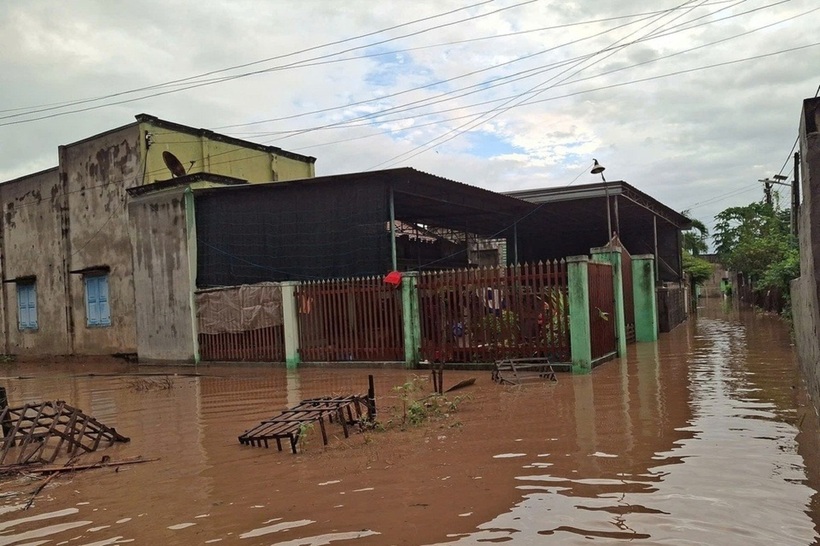 Nhiều nhà dân tại xã Lương Sơn bị ngập sâu sáng 4/12. Ảnh: Báo Lâm Đồng