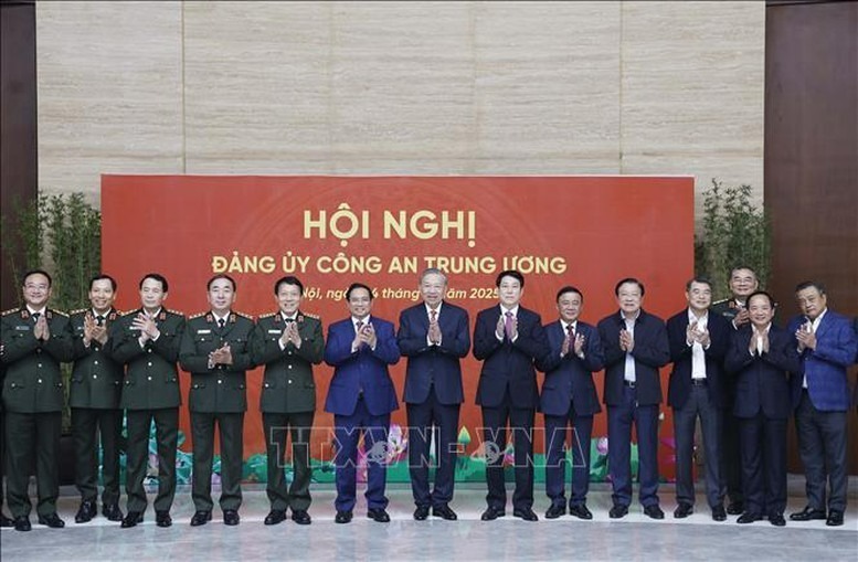 Tổng Bí thư Tô Lâm, Chủ tịch nước Lương Cường, Thủ tướng Phạm Minh Chính và các đại biểu - Ảnh: Thống Nhất/TTXVN.