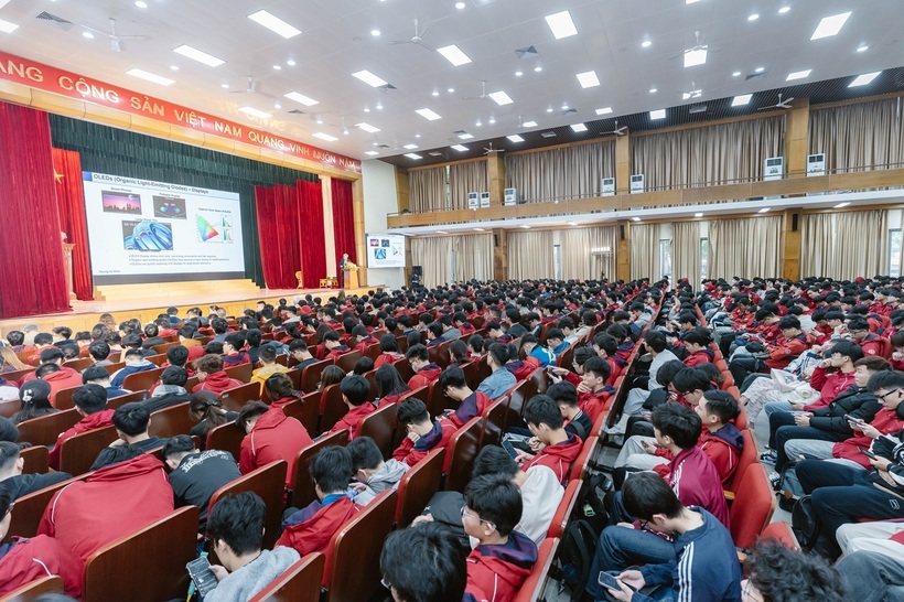 GS. Richard Henry Friend (Đại học Cambridge - Anh; Chủ tịch Hội đồng Giải thưởng VinFuture) giao lưu cùng sinh viên Đại học Bách khoa Hà Nội.