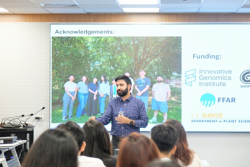 TS Imtiyaz Khanday - Viện Khoa học Nông nghiệp và Môi trường, Đại học California tại Davis (Hoa Kỳ) chia sẻ tại Học viện Nông nghiệp Việt Nam.