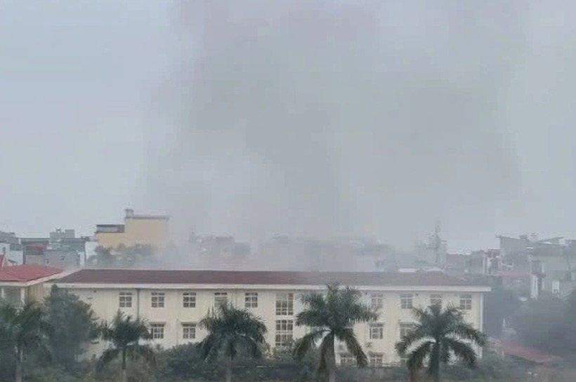 Cột khói trắng bốc cao từ khu vực trường học. Ảnh: Dân trí