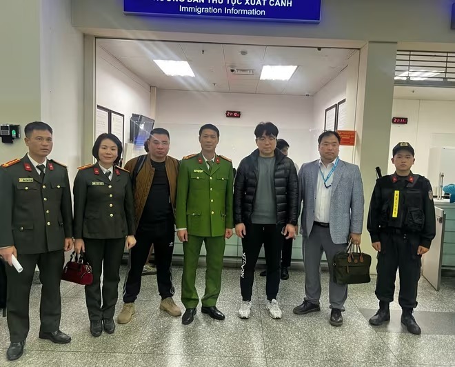 Cơ quan chức năng bàn giao đối tượng truy nã. Ảnh: An ninh Thủ đô