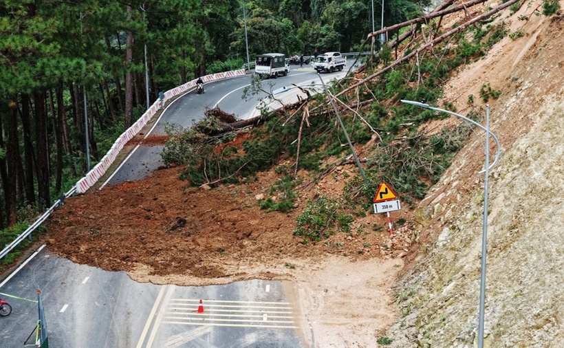Hiện trường sạt lở đèo Prenn vào trưa 4/12. (Ảnh: Cổng thông tin điện tử tỉnh Lâm Đồng)