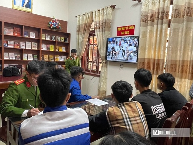 Học sinh xem các phóng sự, clip về tai nạn giao thông, bạo lực học đường, đua xe trái phép và những thông điệp tuyên truyền do cán bộ công an sưu tầm, biên soạn.