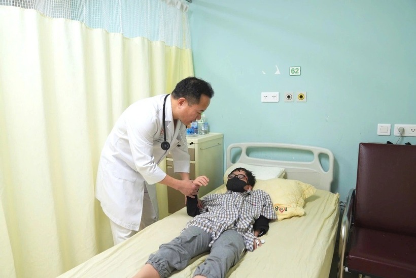 TS.BS Nguyễn Văn Tuyến - Viện trưởng Viện Thần kinh, cho biết hiện cháu bé 8 tuổi đã hoàn toàn hồi phục sức khoẻ. Ảnh: Dân trí