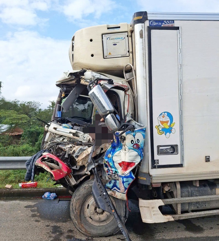 Phần đầu xe tải bị biến dạng sau khi đâm mạnh vào đuôi xe đầu kéo chạy cùng chiều, tài xế mắc kẹt trong cabin tử vong tại chỗ. Ảnh: Tuổi trẻ