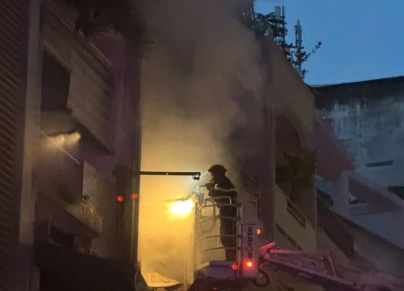 Vụ hỏa hoạn xảy ra vào khoảng 4h ngày 5/12 tại một quán ăn nằm trên đường Trần Hưng Đạo, thuộc phường Cầu Ông Lãnh, TP.HCM. Theo thông tin ban đầu, ngọn lửa bất ngờ bùng phát và nhanh chóng lan rộng, bao trùm căn nhà. Cột khói đen bốc cao hàng chục mét, có thể nhìn thấy rõ từ xa.