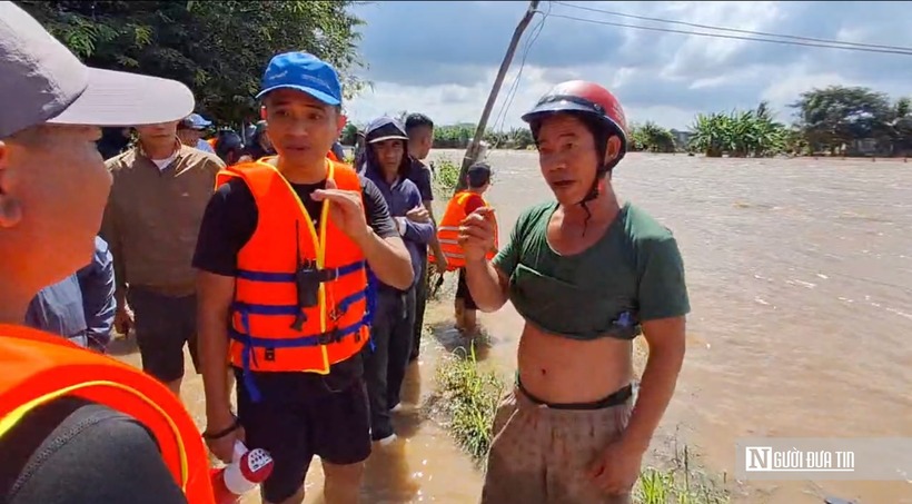 Anh Trương Minh Khoa, Trưởng nhóm Đội Cứu hộ 86 Bình Thuận (mũ xanh) trao đổi với các thành viên về công tác hỗ trợ dân di dời ra khỏi vùng lũ.