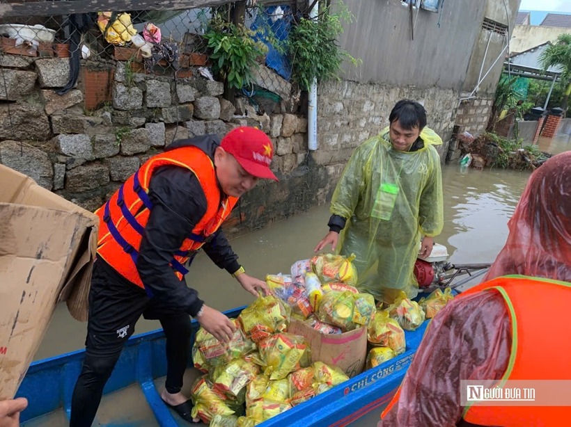 Anh Huy một thành viên trong Đội Cứu hộ 86 Bình Thuận hỗ trợ lương thực cho người dân.