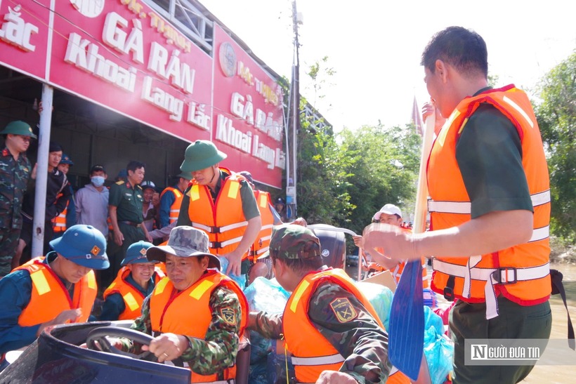 Các lực lượng chuẩn bị vào tâm lũ hỗ trợ cho người dân.