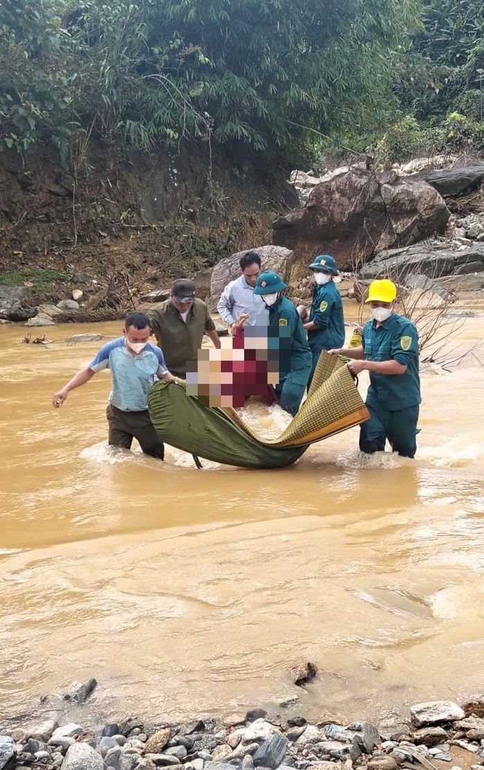 Thi thể ông Trần Đình L. được tìm thấy trên sông. (Ảnh: Người lao động)