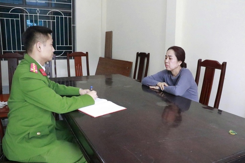 Công an lấy lời khai một đối tượng. Ảnh: Công an Nghệ An