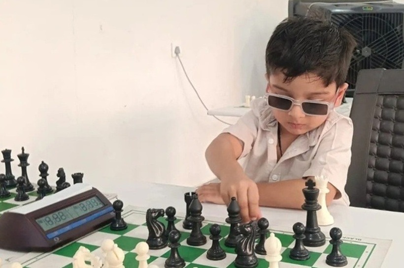 Sarwagya Singh Kushwaha được gia đình phát hiện năng khiếu cờ vua từ sớm. Ảnh: The Times