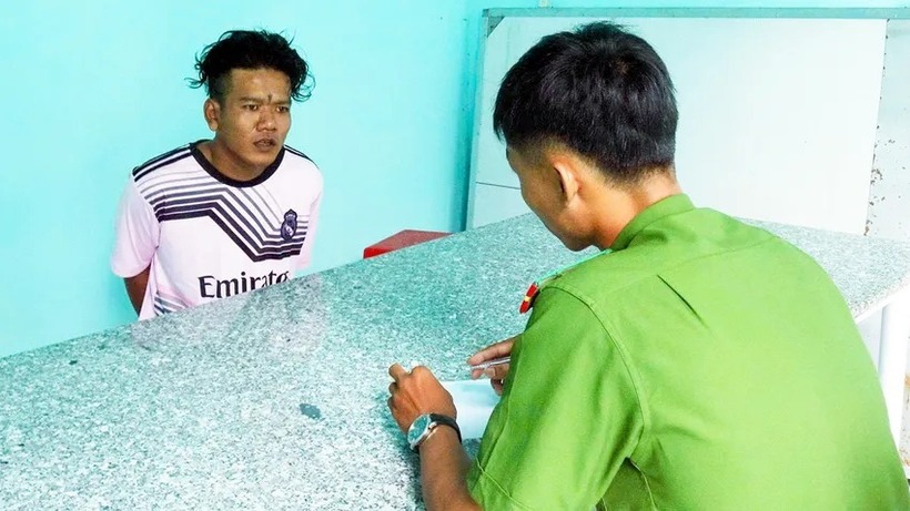 Chau Sóc Kia tại cơ quan công an. Ảnh: PLO