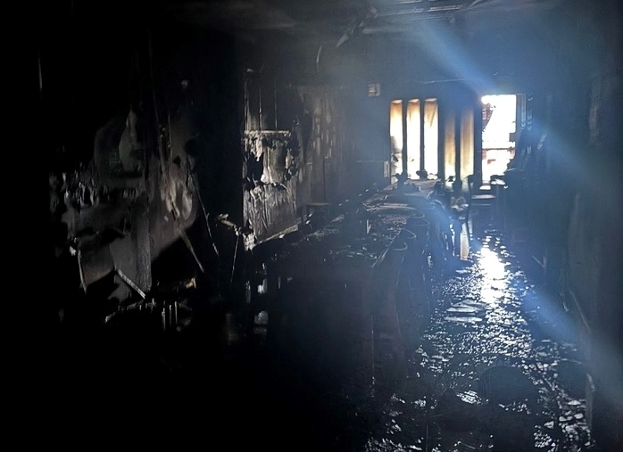 Cận cảnh bên trong quán ăn bị cháy ở phường Cầu Ông Lãnh, TP.HCM. Ảnh: Người lao động