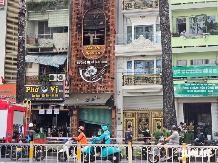 Rất đông lực lượng chức năng có mặt tại hiện trường vụ cháy. Ảnh: Tuổi trẻ Online