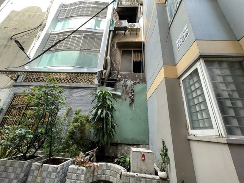 Hai cô gái trẻ mở cửa từ phía sau nhảy xuống. Ảnh: Người lao động