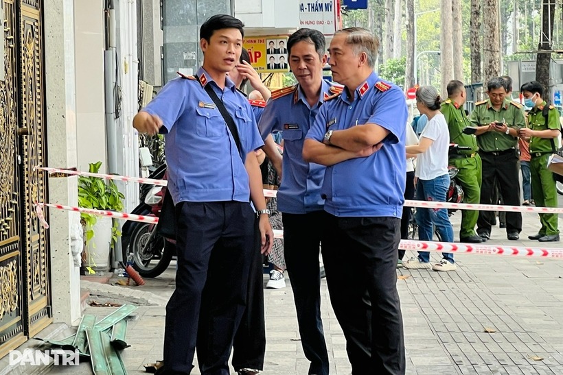 Lực lượng chức năng khám nghiệm hiện trường vụ cháy. Ảnh: Dân trí