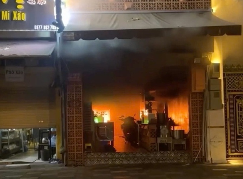 Đám cháy được khống chế, cảnh sát giải cứu nhiều người mắc kẹt và chuyển đi bệnh viện cấp cứu. Bước đầu, cơ quan chức năng xác định có 4 người tử vong.