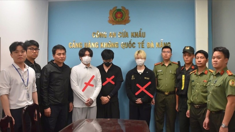Ba đối tượng (đánh dấu X) được bàn giao cho lực lượng chức năng Hàn Quốc di lý về nước. (Ảnh: Công an TP.Đà Nẵng)
