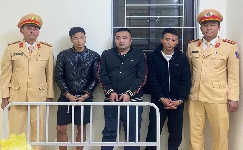 3 đối tượng cùng tang vật tại cơ quan công an. (Ảnh: Công an tỉnh Nghệ An)