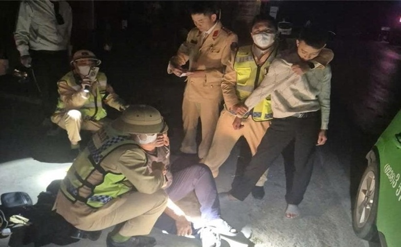 Ba đối tượng liên quan bị bắt giữ về hành vi tàng trữ trái phép chất ma tuý. (Ảnh: Công an tỉnh Nghệ An)