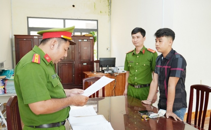 Cơ quan CSĐT tống đạt các quyết định tố tụng đối với bị can Khánh. (Ảnh: CAND)