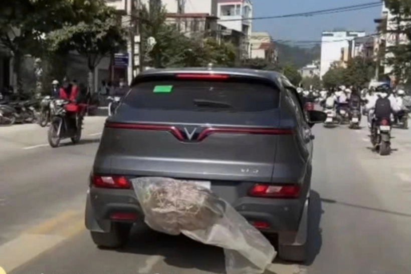 Hình ảnh chiếc lồng gà che lấp biển số ô tô của anh K.. (Ảnh: Cắt từ clip).