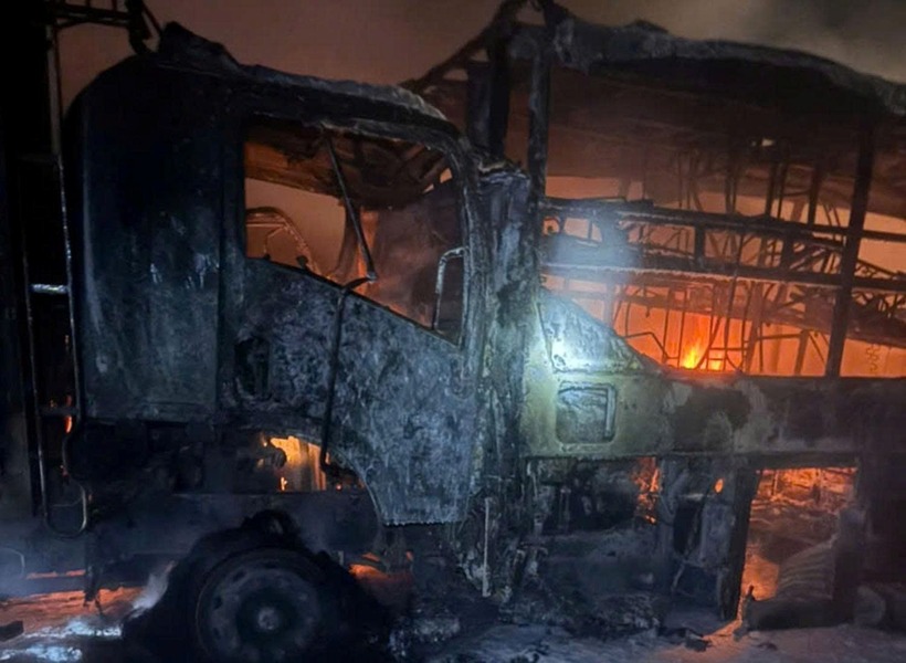 Xe khách cháy trơ khung. Ảnh: NLĐ.