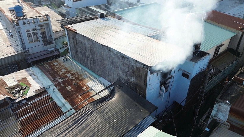 Cột khói bốc lên nghi ngút. Ảnh: Vnexpress.