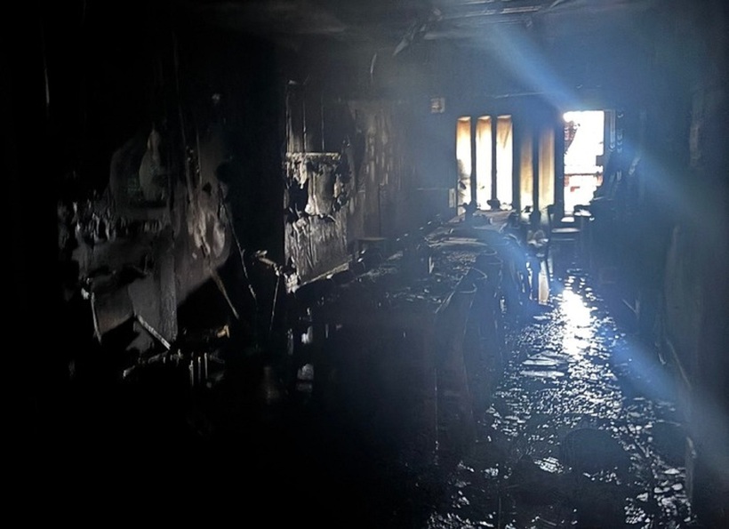 Bên trong quán ăn bị cháy ở phường Cầu Ông Lãnh, TPHCM. Ảnh: NLĐ