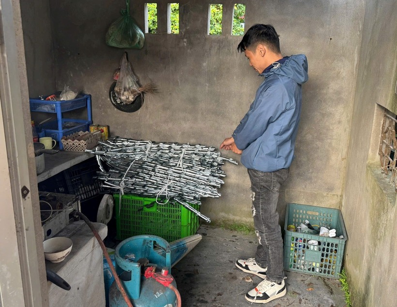 Nguyễn Thế Anh cùng tang vật.