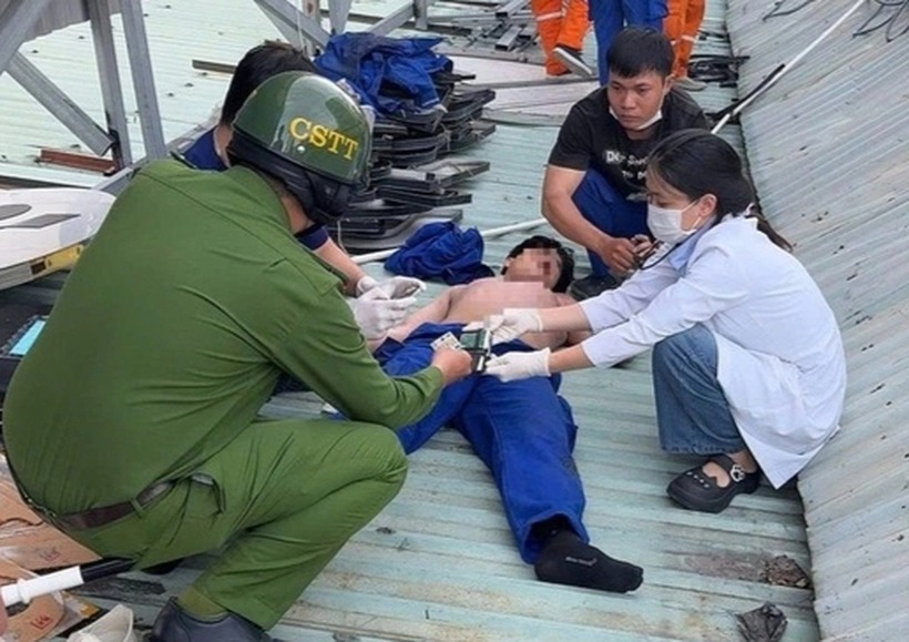 Cảnh sát cứu nam công nhân bị điện giật trên mái nhà (Ảnh: Dân Trí)