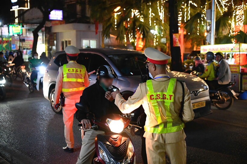 Lực lượng CSGT toàn quốc tiếp tục đồng loạt kiểm soát nồng độ cồn đối với người điều khiển phương tiện tham gia giao thông.