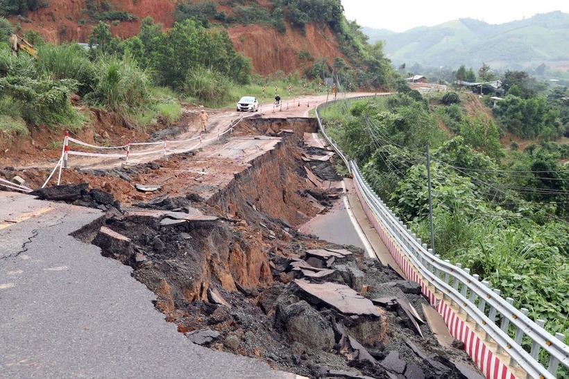 Sạt lở nghiêm trọng trên quốc lộ 27C, đoạn qua đèo Khánh Lê, tỉnh Khánh Hòa. (Ảnh: Dân trí)