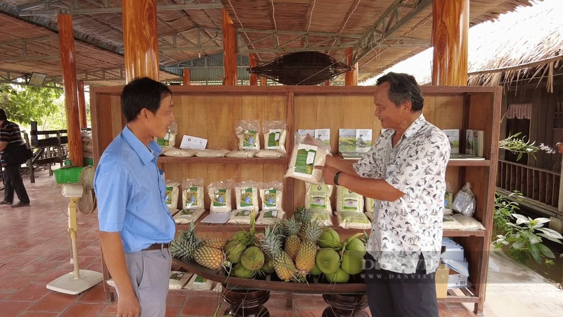 Ông Việt giới thiệu những sản phẩm gạo chế biến từ hạt lúa mùa trồng thuận tự nhiên. Ảnh: Dân Việt