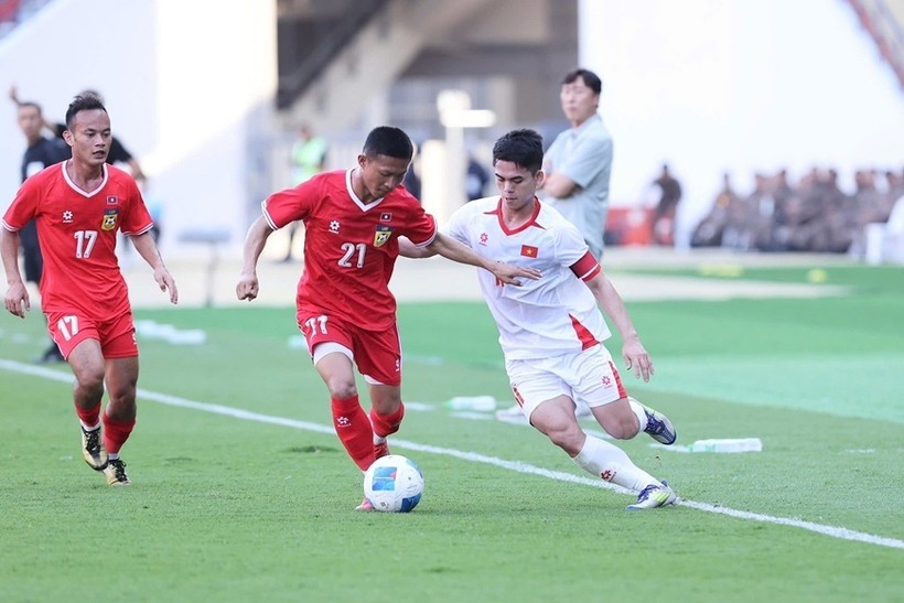 Đội tuyển U22 Lào (áo đỏ) nhận thất bại 1-2 trước tuyển U22 Việt Nam ở trận mở màn SEA Games 33.