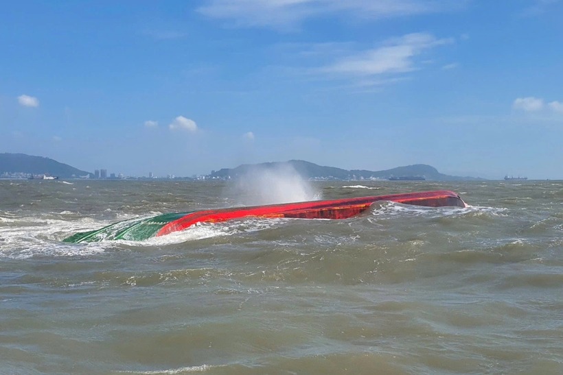 Sà lan bị lật vào sáng 6/12. (Ảnh: Bộ đội biên phòng TP.HCM)