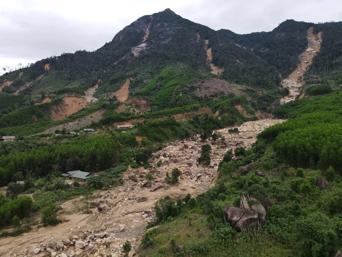 Núi Chư Yang Hanh sạt lở nghiêm trọng. (Ảnh: Người lao động)