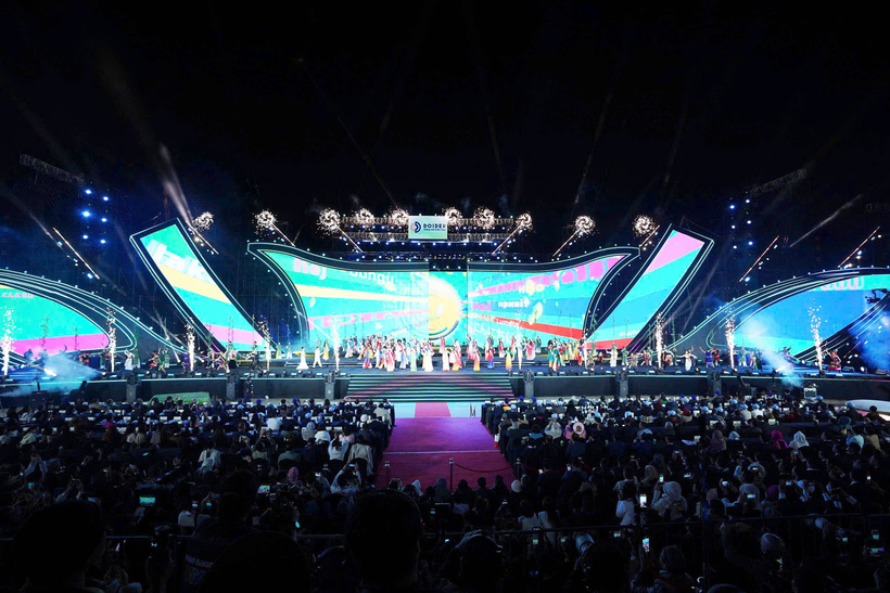 Hàng ngàn người dân và du khách xem khai mạc Lễ hội Trà quốc tế 2025 lần đầu tiên tổ chức tại Việt Nam