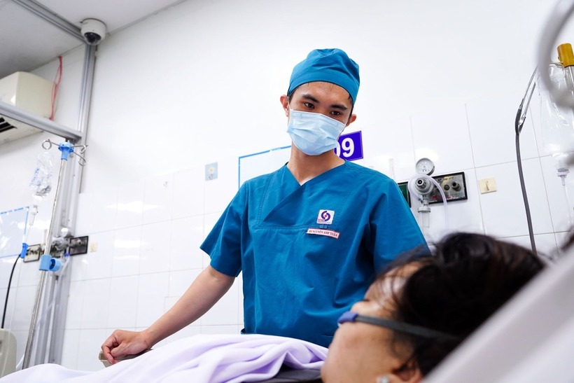 Bệnh nhân đang điều trị tại &nbsp;Khoa Hồi sức tích cực chống độc. Ảnh: TTXVN.