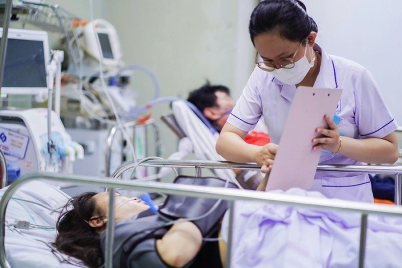 Một cô gái bị thương đang điều trị tại bệnh viện. Ảnh: NLĐ