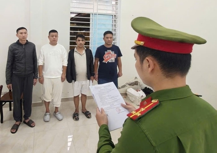 Tống đạt quyết định khởi tố, bắt tạm giam 4 đối tượng về hành vi bắt giữ người trái pháp luật. Ảnh: Người lao động