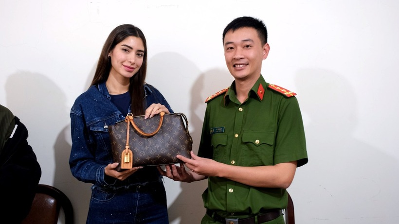 Hoa hậu Mexico Leon Yuriar Angela Michelle nhận lại tài sản từ Công an phường Xuân Hương – Đà Lạt. Ảnh: Công an tỉnh Lâm Đồng.