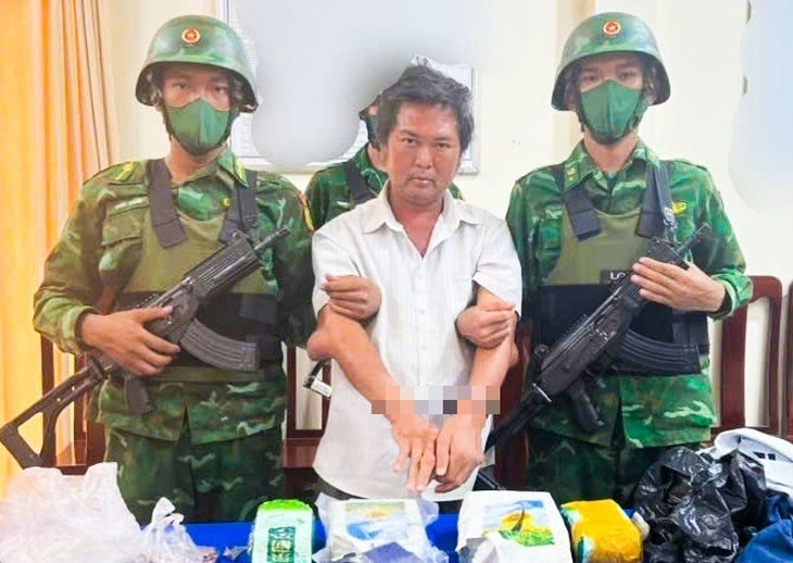 Lương vận chuyển hơn 4kg ma túy từ Campuchia về An Giang. Ảnh: Báo Tuổi trẻ.