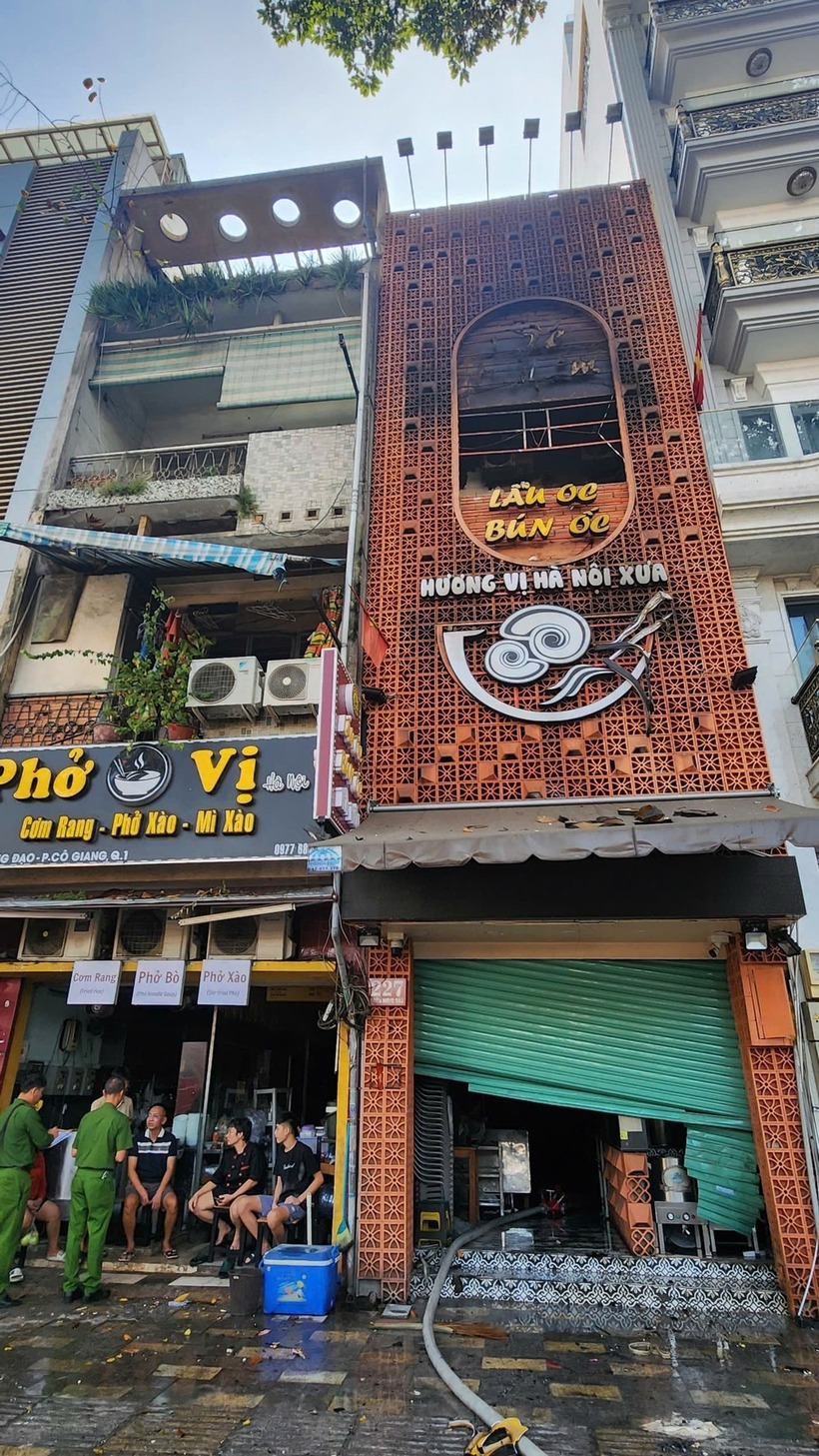 Hiện trường vụ cháy quán ăn Bún ốc – Lẩu ốc trên đường Trần Hưng Đạo sáng 5/12 làm 4 người thiệt mạng và 2 người bị thương. Ảnh: Tiền phong