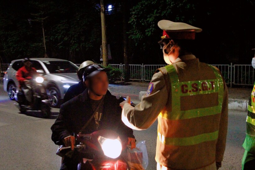 Người tham gia giao thông chấp hành việc kiểm soát của lực lượng chức năng.