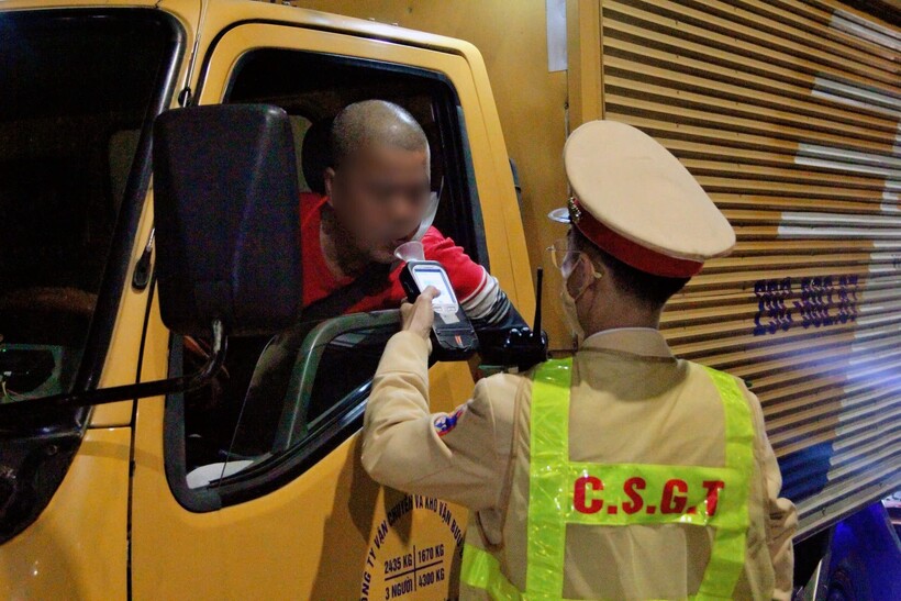 CSGT kiểm soát nồng độ cồn đối với tài xế xe tải trên phố Đội Cấn, tối 6/12/2025.