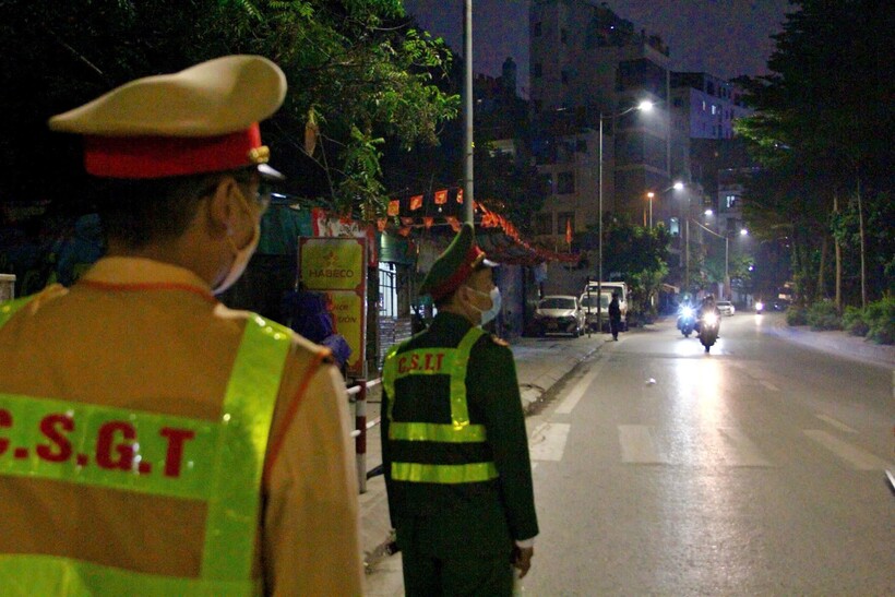 Đội CSGT đường bộ số 2 và Công an phường Ngọc Hà phối hợp thực hiện nhiệm vụ.