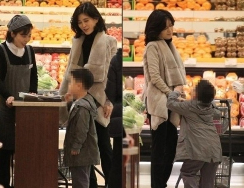 Lim theo mẹ đi siêu thị khi còn nhỏ. Ảnh: The Korea Herald